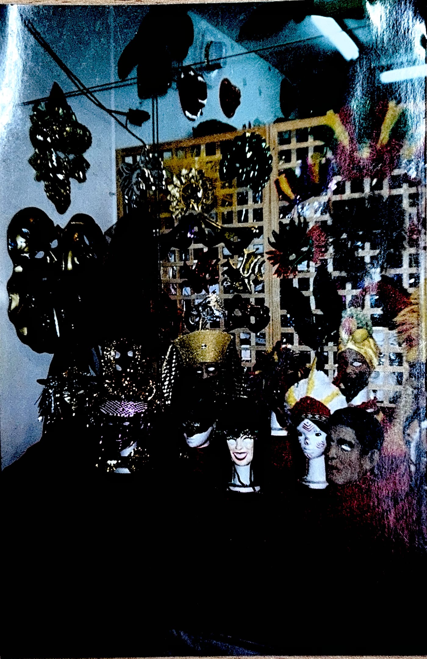 Cabezas con máscaras y tocados de carnaval