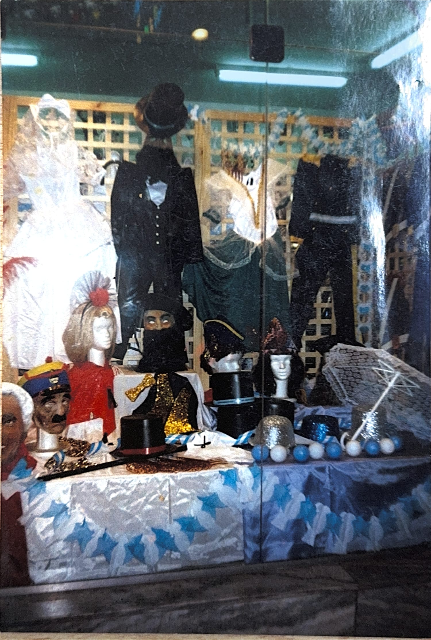 Vidriera con trajes patrios y de época