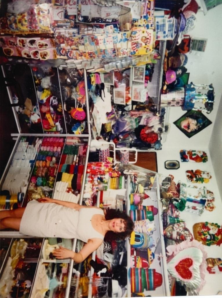 Silvia, fundadora de Mundo Mágico, en el local original rodeada de cotillón