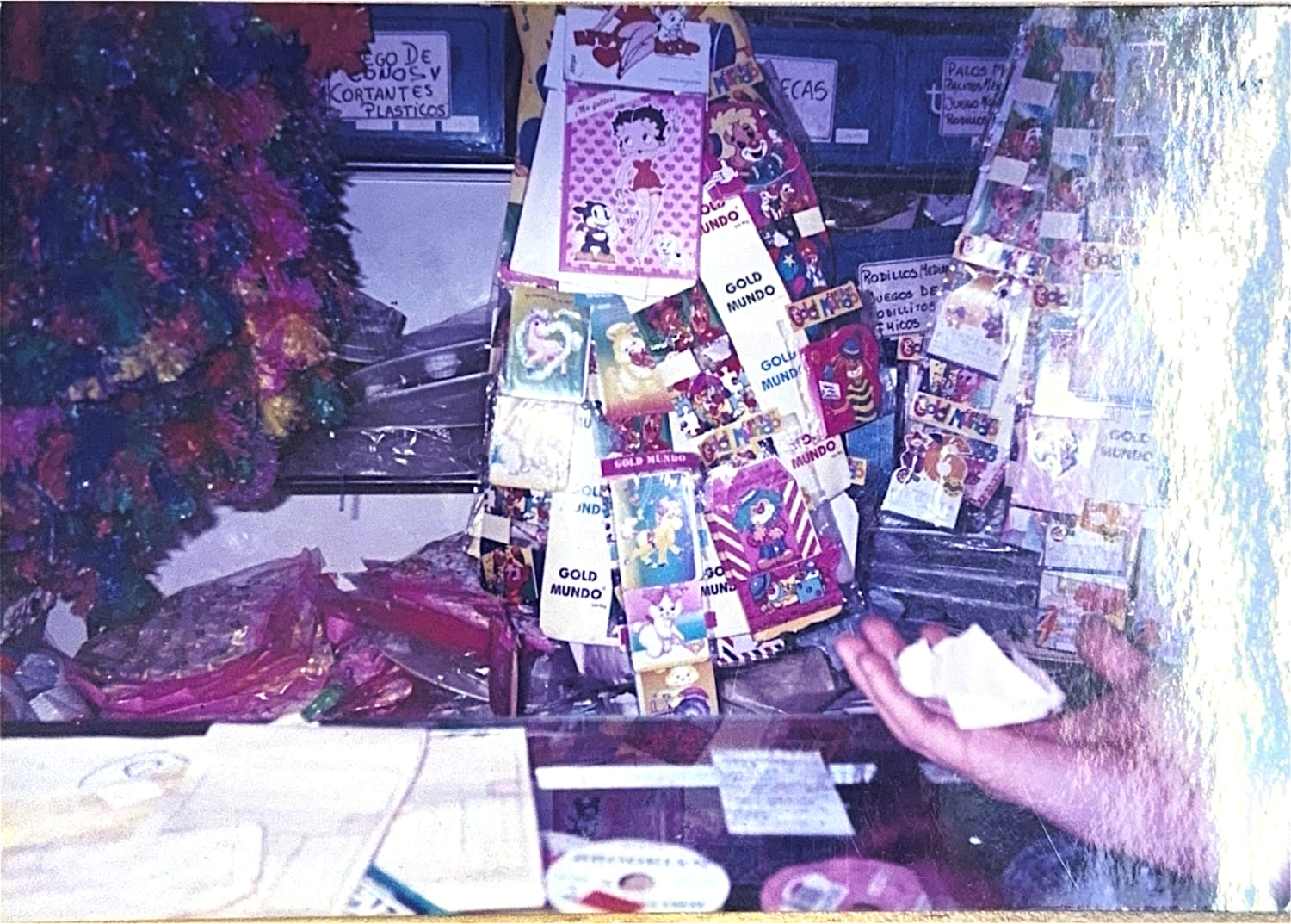 Interior del local repleto de cotillón