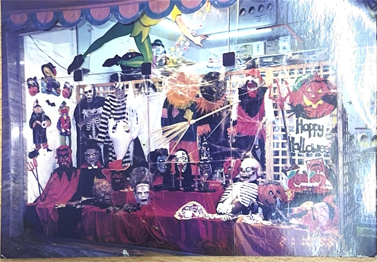Vidriera de Halloween repleta de máscaras