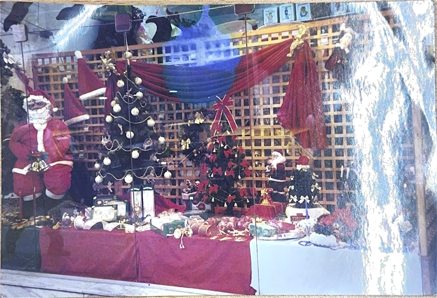 Vidriera de Navidad con Papá Noel y árbol