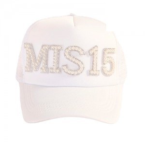 Gorra blanca "MIS 15" con strass