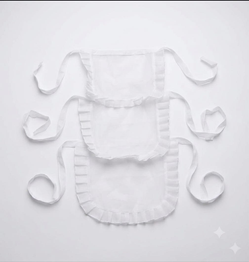 Delantales blancos con puntilla